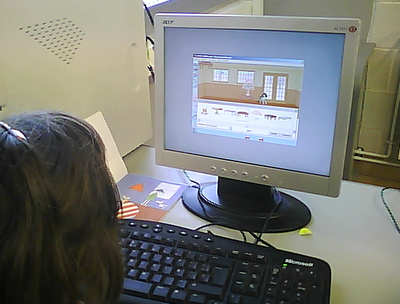 Nen treballant amb el petit escriptor
